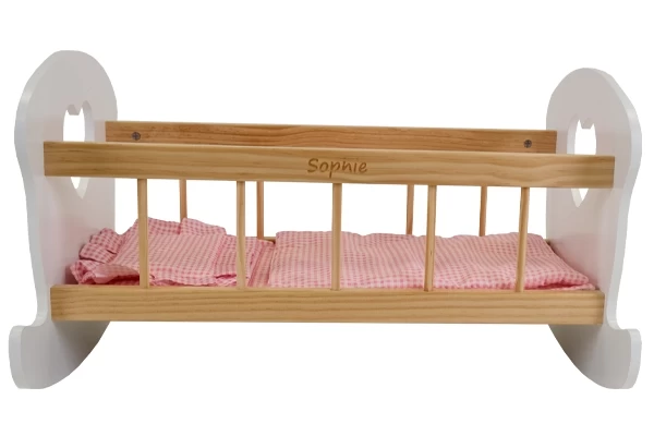 In de bovenste reling van het bedje