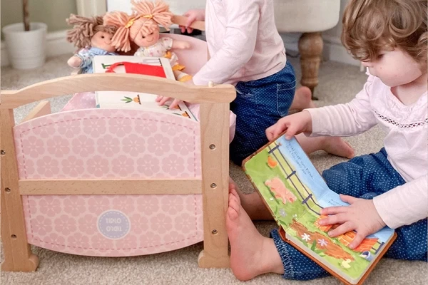 Een houten omkeerbaar bedje