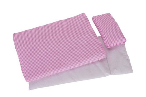 Deken met roze en wit geruit motief.