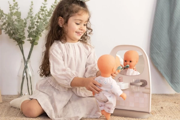 Poets de tandjes van de pop