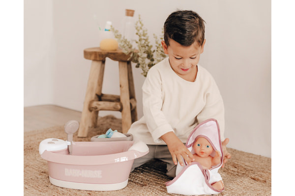 Droog de pop af met de handdoek